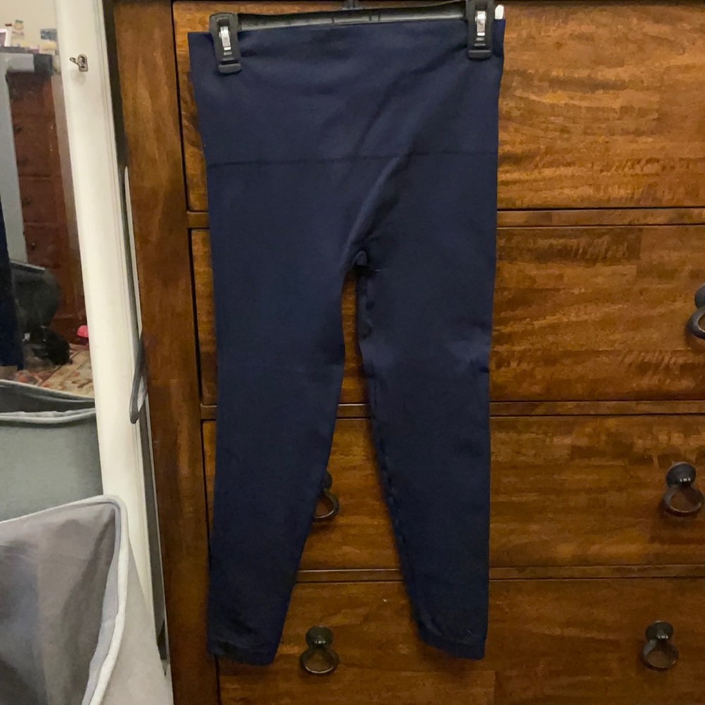 Excellent Used Condition. Spanx leggings. Navy is the color size Large.